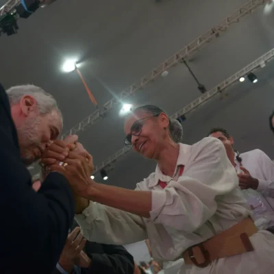 2025-11-24_InfoAmazonia_Sem consenso global_Corrêa do Lago cumprimenta Marina Silva_Foto-Luis Ushirobira