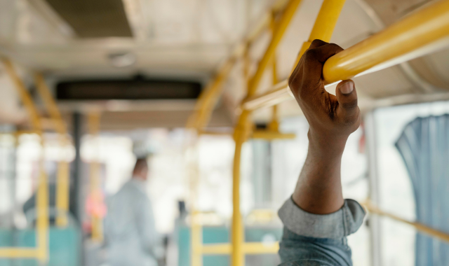 transporte-caro-ar-poluido-e-longas-jornadas-relatorio-lancado-na-cop30-mostra-o-peso-da-mobilidade-urbana-na-vida-e-na-saude-dos-passageiros