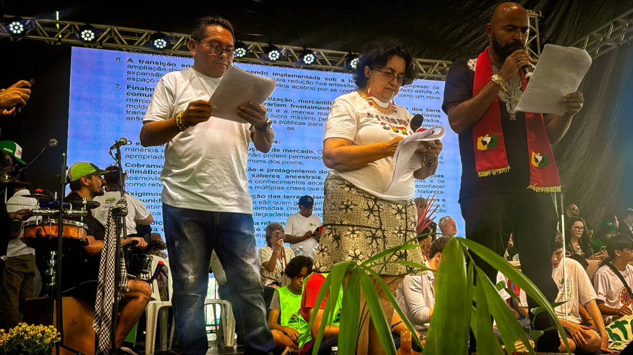 carta-dos-povos-e-entregue-a-presidente-da-cop-apos-mobilizacao-que-reuniu-milhares-de-pessoas-em-belem