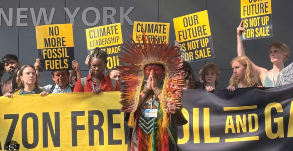 lobistas-fosseis-tomam-conta-da-cop30-e-escancaram-o-abismo-entre-discurso-e-realidade