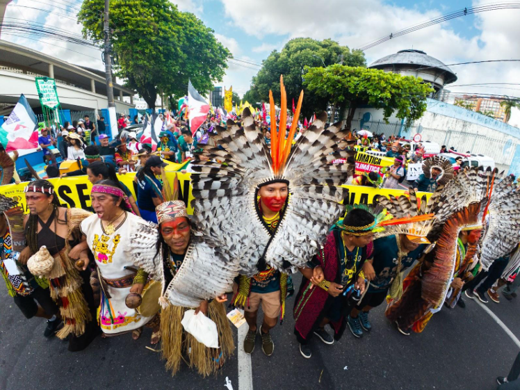 marcha-pelo-clima-toma-as-ruas-de-belem-e-exige-fim-dos-combustiveis-fosseis-na-cop30